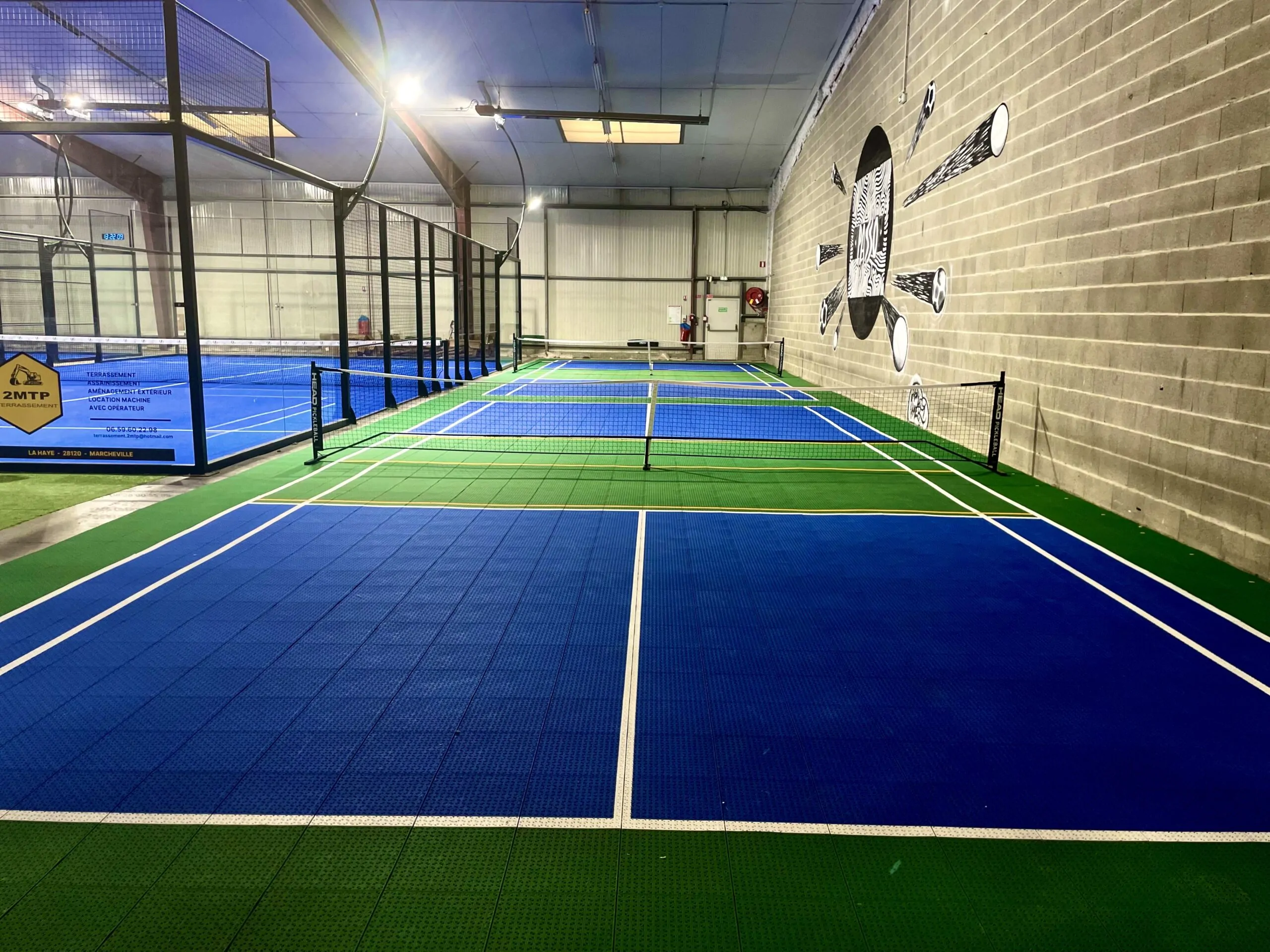 terrain de pickleball extérieur vitrée